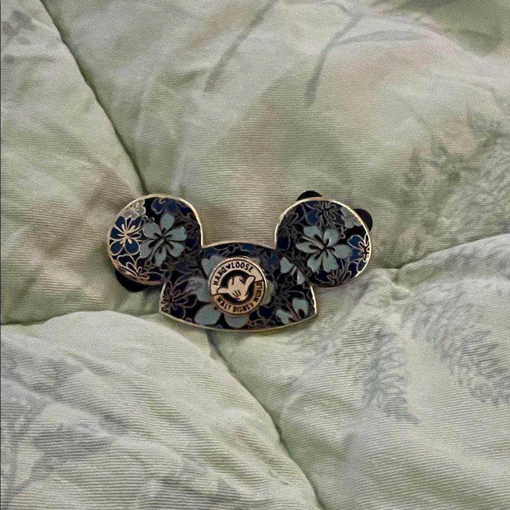 Disney Mickey Mouse hang loose pin